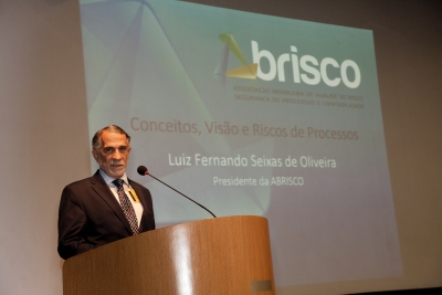 Luiz Fernando em sua apresentação no Seminário
